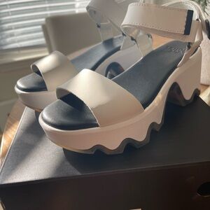 Sorel Aura Kinetic Y strap Sandals with Black Footbed